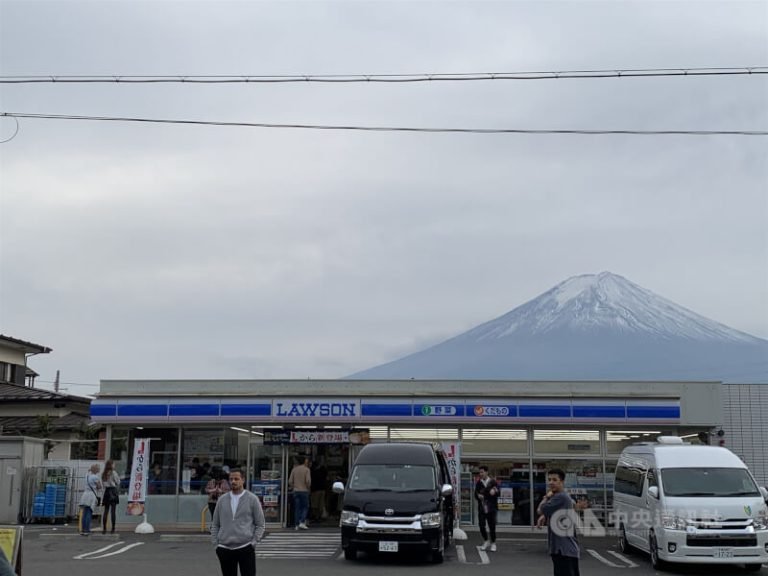 日本因應觀光公害 河口湖掛黑布阻拍富士山、琵琶湖設鳥居柵欄[影]